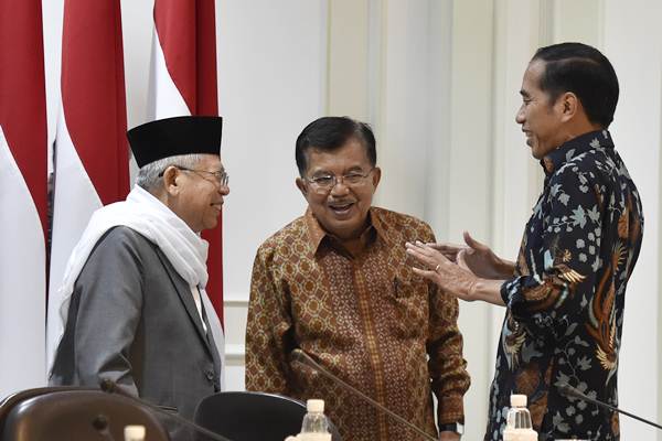 Presiden Joko Widodo (kanan) berbincang dengan Wakil Presiden Jusuf Kalla (tengah) dan Ketua Majelis Ulama Indonesia (MUI) KH Maruf Amin sebelum memimpin rapat pleno Komite Nasional Keuangan Syariah di Kantor Presiden, Jakarta, Senin (5/2)./ANTARA-Puspa Perwitasari