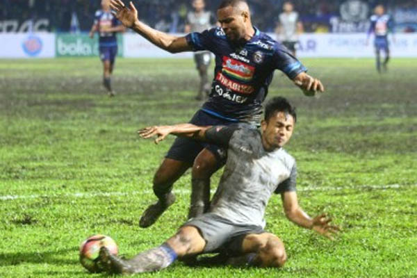  Hasil Liga 1: Penalti Thiago Furtuoso Bawa Arema Kalahkan Perseru