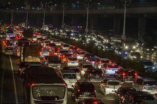  LL - JJB 2018: Kepadatan Arus Tol Fungsional Brebes Timur - Semarang Terjadi di Beberapa Titik.