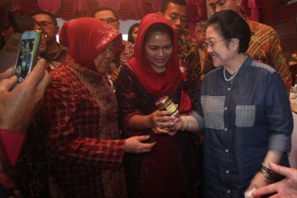  Risma Sahur Lesehan Bareng Cawagub PDIP di Trotoar Surabaya