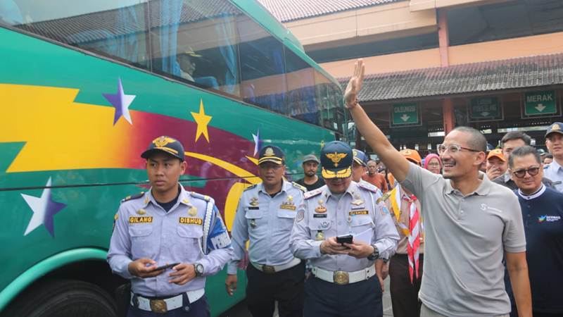  Tinjau Arus Mudik di Kampung Rambutan, Sandi Bicara Soal TOD Terbesar