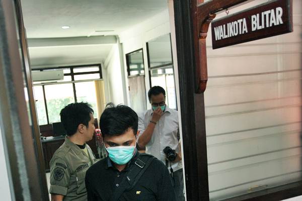Penyidik KPK keluar dari ruang kerja Wali Kota Blitar seusai melakukan penggeledahan di Kantor Pemkot Blitar, Blitar, Jawa Timur, Kamis (7/6/2018)./ANTARA-Irfan Anshori