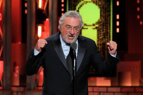  Robert De Niro: Persetan dengan Trump!