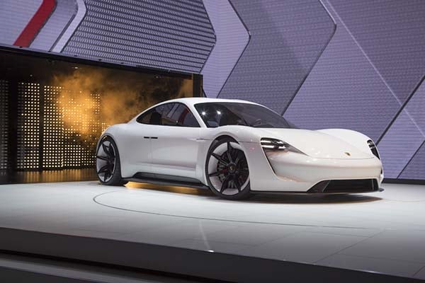  Porsche Mission E Diberi Nama Dagang Taycan