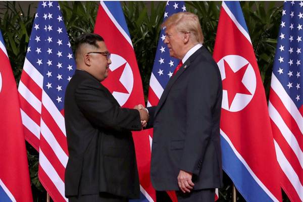  Sejarah Dicatat! Trump & Kim Jong-un Berjabat Tangan di Depan Dunia Pertama Kalinya