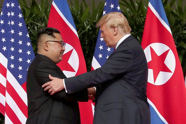  Donald Trump dan Kim Jong-un Akhirnya Berjabat Tangan