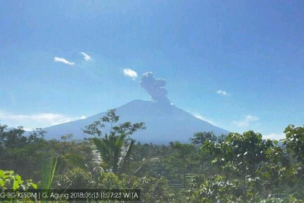  Gunung Agung Bali Erupsi Lagi, Status Siaga