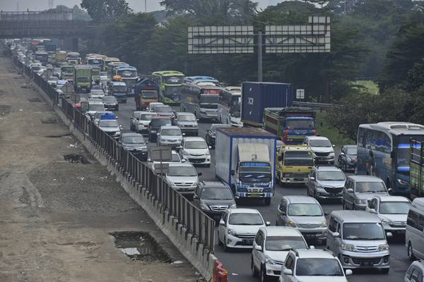  Arus Kendaraan Melonjak, Tol Jakarta-Cikampek Tersendat