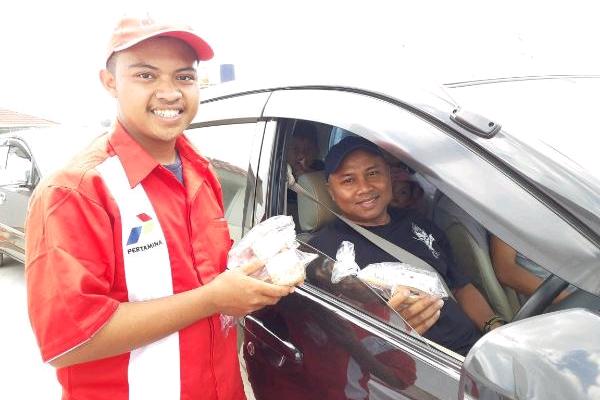  Pertamina MOR IV Gelar Pertamax Berkah, Pemudik Bisa Dapat Mainan Bambu Gratis 