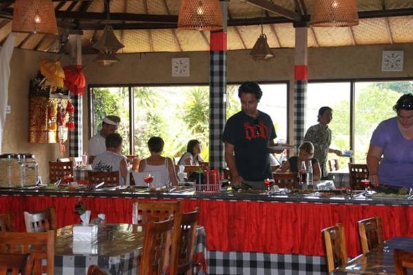  JELAJAH JAWA BALI 2018: Warung Nyoman Diserbu Pengunjung