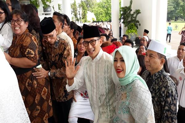  Sandiaga Uno Salat  Id di Halaman Balai Kota