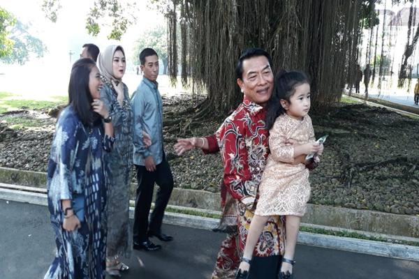   \'Open House\' Jokowi, Sorak Sorai untuk Basuki hingga Moeldoko Gendong Cucu