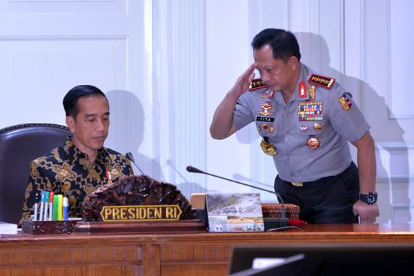 Kapolri Jenderal Pol Tito Karnavian (kanan) memberi hormat kepada Presiden Joko Widodo sebelum rapat terbatas di Kantor Presiden, Jakarta, Senin (16/4/2018)./ANTARA-Wahyu Putro A