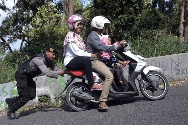  Pengabdian Polisi Layani Pemudik Lebaran