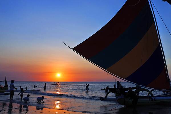  Menikmati Libur Lebaran di Pantai