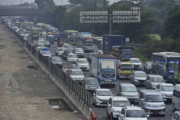  MUDIK LEBARAN 2018: Jalan Tol Cikampek Macet, Ini Penyebabnya