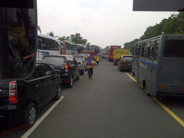  Sejak Sore, Jalur Anyer Macet Panjang  