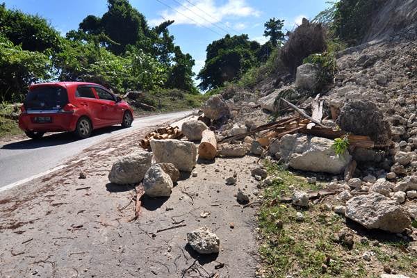  Longsoran Batu Ancam Arus Balik di Donggala