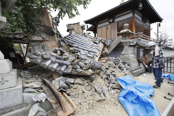 Kuil Myotoku-ji di Ibaraki, Prefektur Osaka, Jepang mengalami kerusakan akibat gempa, Senin (18/6)./Kyodo via Reuters
