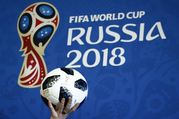  Seorang presenter memegang bola yang digunakan pada Piala Dunia FIFA 2018 di Rusia./Reuters