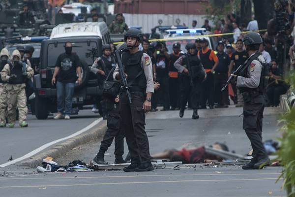 Polisi berjaga di dekat lokasi pengeboman di Pos Polisi jalan MH Thamrin, Jakarta, Kamis (14/1/2016). Sejumlah teroris melakukan penyerangan terhadap beberapa gedung dan pos polisi di kawasan tersebut yang mengakibatkan sejumlah korban tewas dan luka-luka./Antara