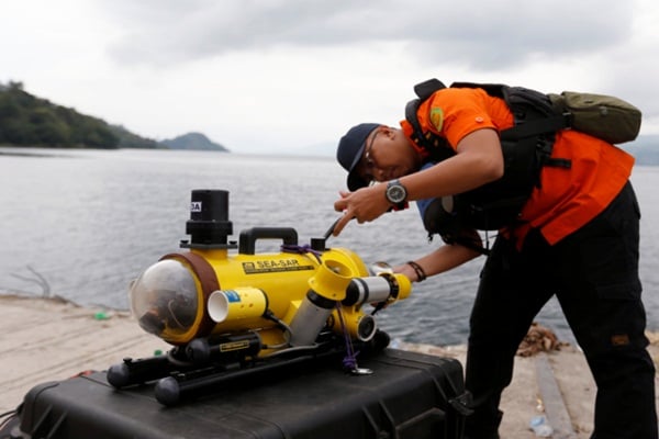  KAPAL TENGGELAM DANAU TOBA: Tim Penyelemat Dilengkapi Robot Pencari Bawah Laut & Drone 