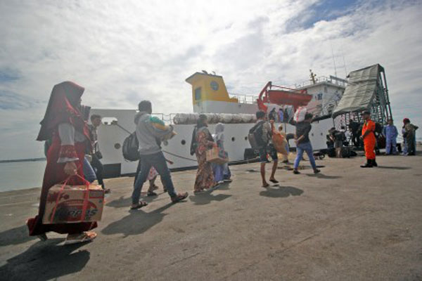 Sejumlah pemudik tujuan Masalembo, Kabupaten Sumenep, Jawa Timur, berjalan menuju kapal KM Sabuk Nusantara 56 di Pelabuhan Tanjung Perak, Surabaya, pada Kamis (21/6/2018)./Antara-Moch. Asim