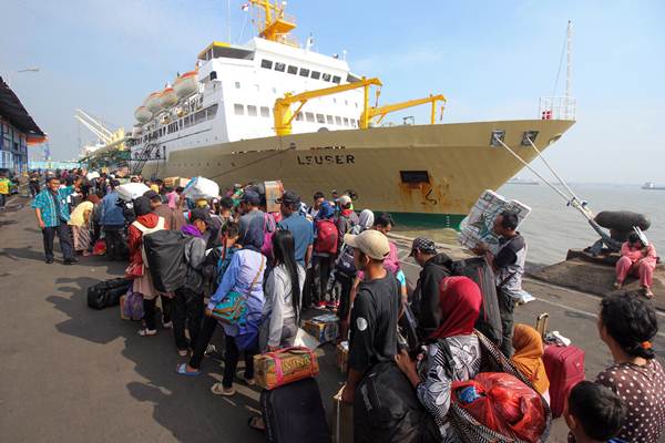  Antrean Panjang Arus Balik di Pelabuhan Tanjung Perak