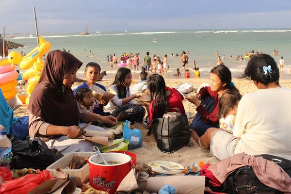  Warga Muslim di Bali Rayakan Lebaran Ketupat di Pantai Sanur