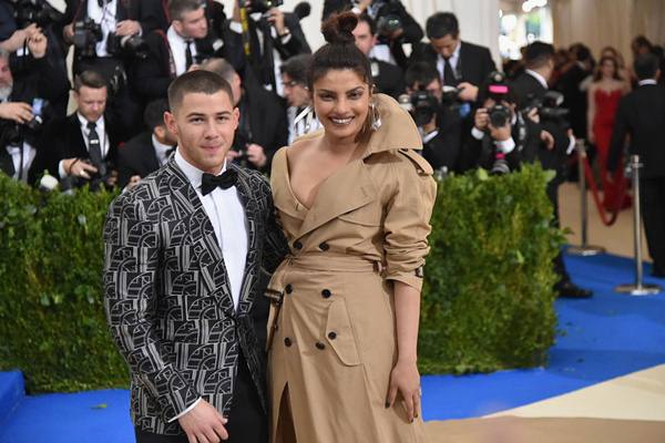  Priyanka Chopra Bawa Nick Jonas Temui Ibunya di India