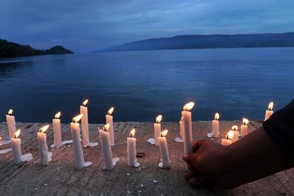  Lilin Duka Keluarga Penumpang KM Sinar Bangun