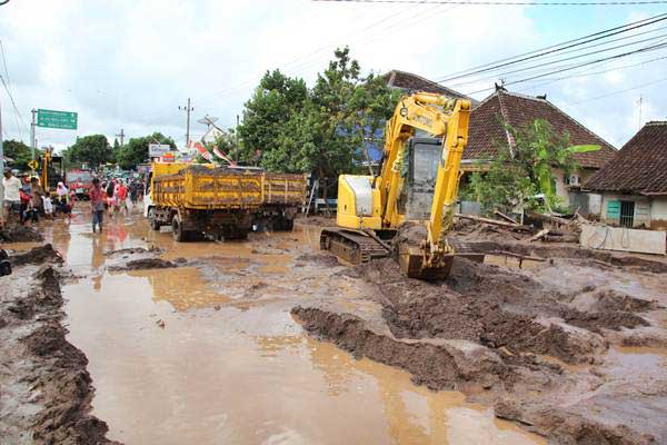  Kementerian PUPR Kirimkan Alat Berat dan Peralatan ke Lokasi Banjir Bandang Banyuwangi