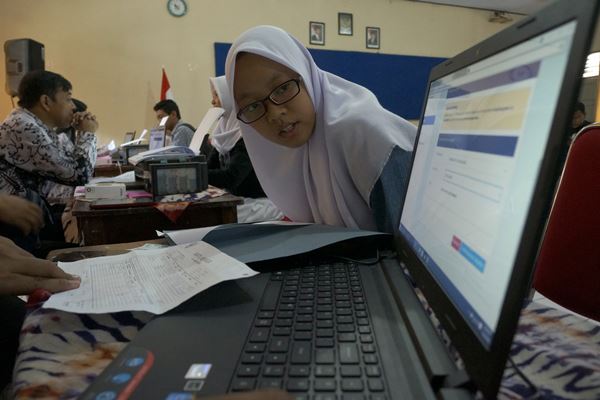 Panitia melayani permintaan PIN pendaftaran PPDB online (daring) di SMKN 1 Boyolangu, Tulungagung, Jawa Timur, beberapa waktu lalu./Antara