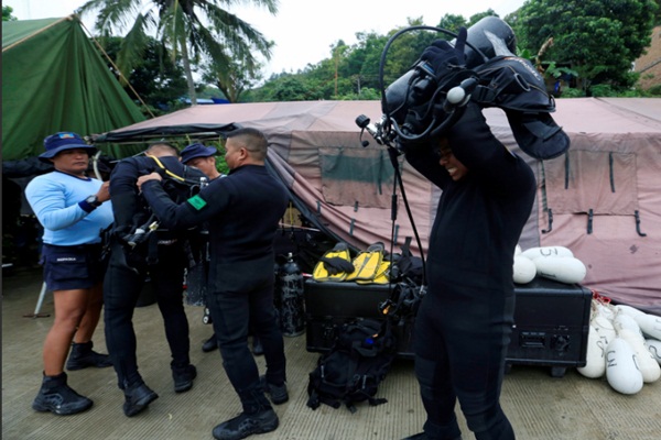  KAPAL TENGGELAM DANAU TOBA: Pukul 10.15 WIB, Petugas Temukan 4 Helm, 6 Jaket Pelampung, 2 Sandal