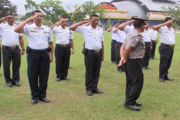  Untuk Menarik Perhatian Cewek, Satpam Ini Jadi Polisi Gadungan