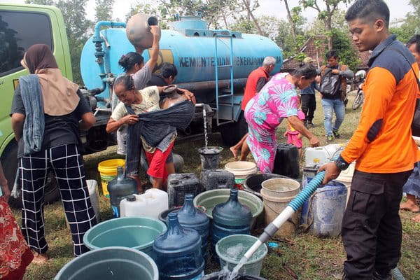  DAMPAK KEKERINGAN Warga Rela Mengangsu dan Bayar Rp50.000