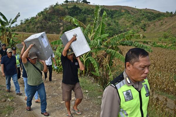  Distribusi Logistik Pilkada Serentak di Daerah Pelosok