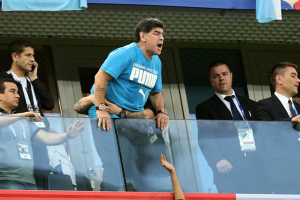  Argentina Nyaris Tersingkir, Maradona Dibawa ke Rumah Sakit