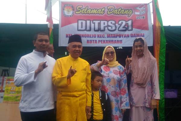  Gubernur Riau dan Keluarga Salurkan Hak Pilih di TPS 21, Wonorejo Marpoyan Damai Pekanbaru