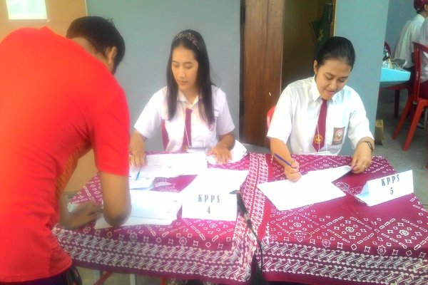  Petugas KPPS Berseragam SD, Ini Pesan yang Hendak Disampaikan