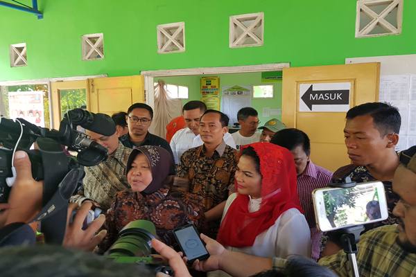  PILGUB JATIM 2018: Puti Soekarno Temani Risma Mencoblos