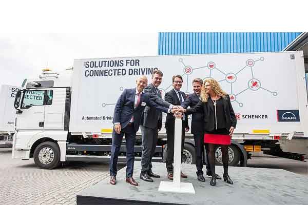 Menteri Federal Transportasi dan Infrastruktur Digital Andreas Scheuer hadir memberangkatkan pleton truk dari kantor cabang DB Schenker di Neufahrn dekat Munich melalui bidang uji digital A9 ke Nuremberg. /Volkswagen