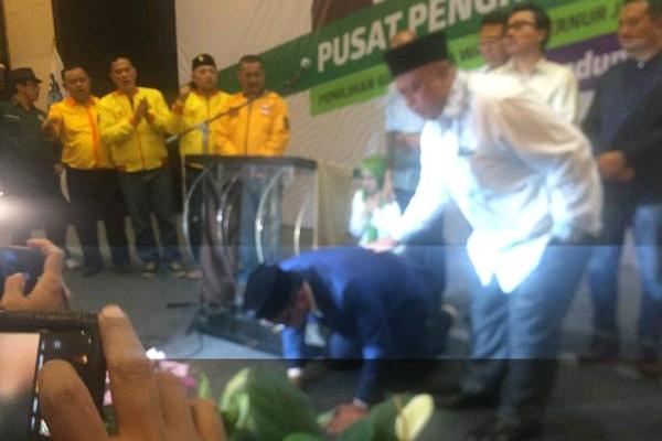  Menang Quick Count Pilgub Jabar, Ridwan Kamil Sujud Syukur