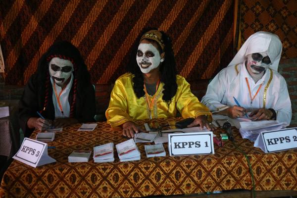  SERBA-SERBI PILKADA SERENTAK  : Dari Pocong, TPS Mistis, hingga Piala Dunia 