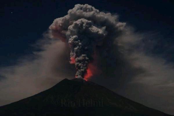  Gunung Agung Meletus, Kawah Semburkan Api Kemerahan