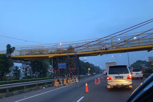  Jembatan Penyeberangan Orang di kawasan Tol Bambu Apus Ambrol