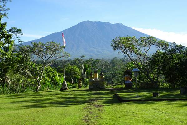  Gubernur Bali : Aktivitas Gunung Agung Mulai Menurun, Warga Kembali ke Rumah Masing-Masing