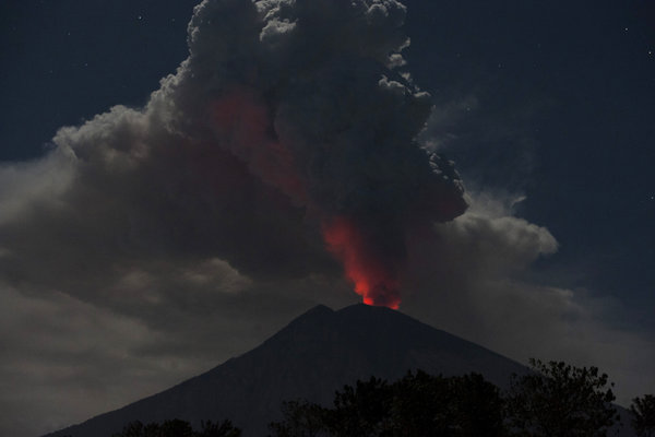  Abu Vulkanik Gunung Agung Mengarah ke Barat Laut, Bandara Ngurah Rai Dibuka