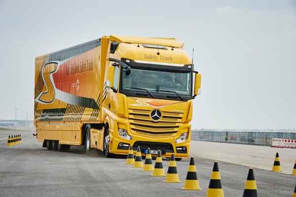  Fokus Pada Pengemudi, Bagaimana Desain Masa Depan? : FutureLab@Mercedes-Benz Trucks