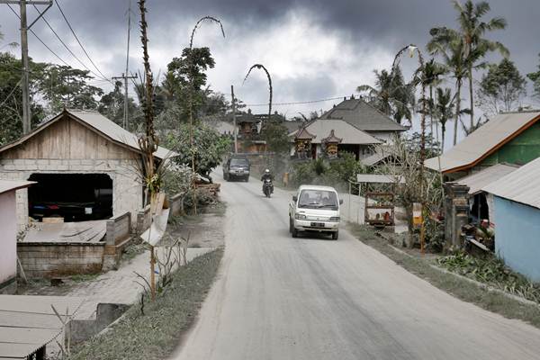  Abu Gunung Agung Putihkan Pemukiman Warga